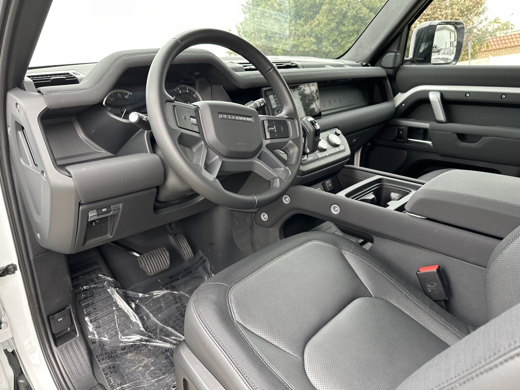 Used 2023 White Land Rover X-Dynamic SE image 8