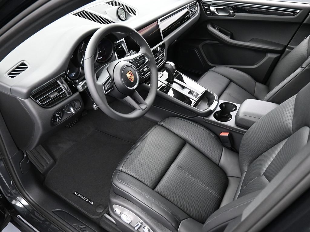 2025 Porsche Macan T photo 3