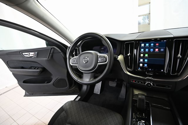2022 Volvo XC60 B5 Momentum photo 18