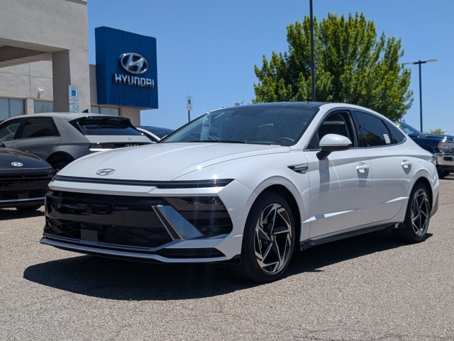New 2025 SERENITY WHITE / DARK GR Hyundai SEL Convenience image 1