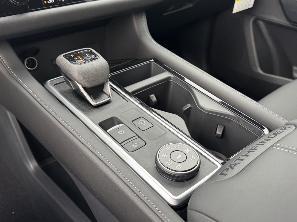 2025 Nissan Pathfinder SL photo 9