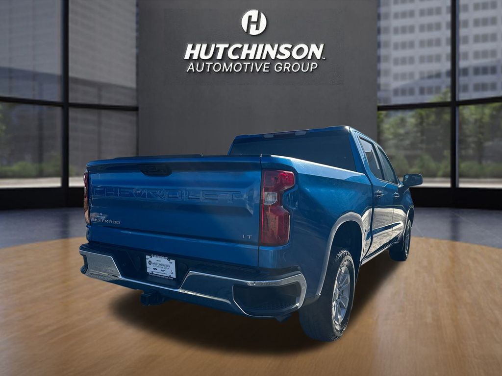 2022 Chevrolet Silverado 1500 LT photo 2