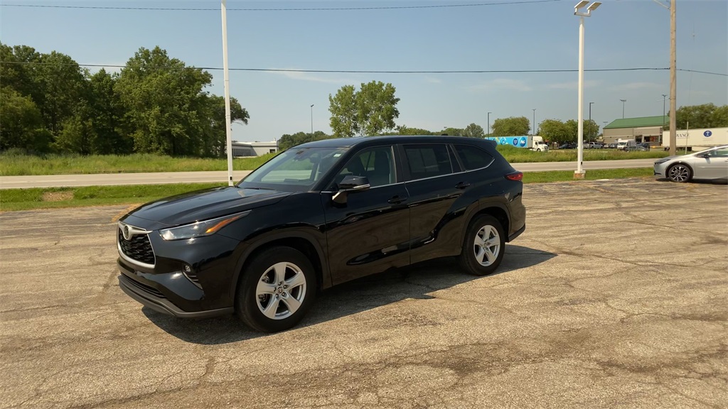 2023 Toyota Highlander LE photo 3