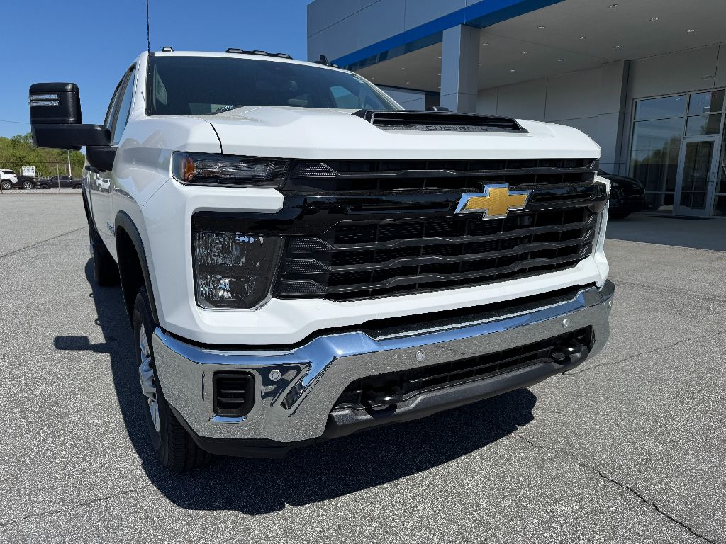 New 2025 Summit White Chevrolet WT image 2