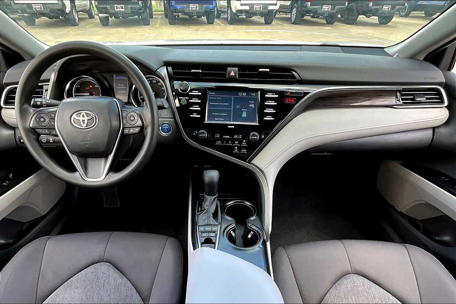 2020 Toyota Camry Hybrid LE photo 11