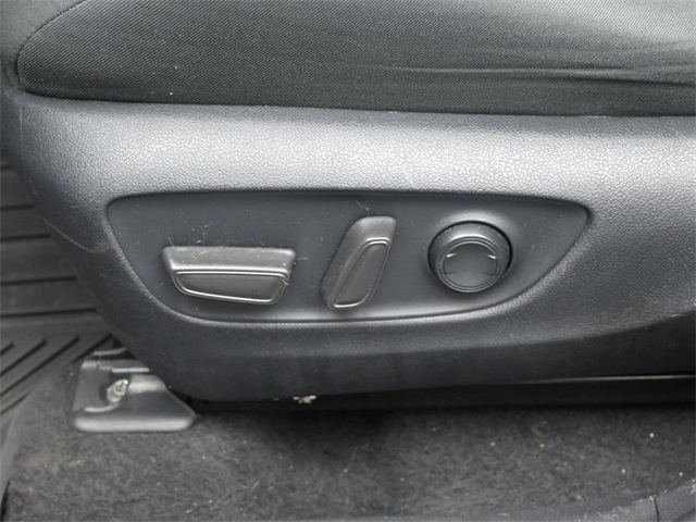 2020 Toyota RAV4 XLE photo 16