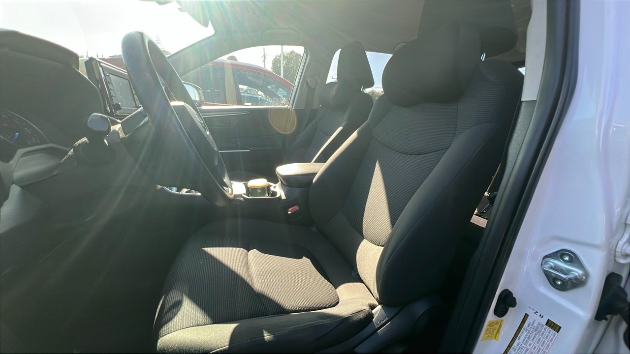 2020 Toyota RAV4 Hybrid LE photo 4