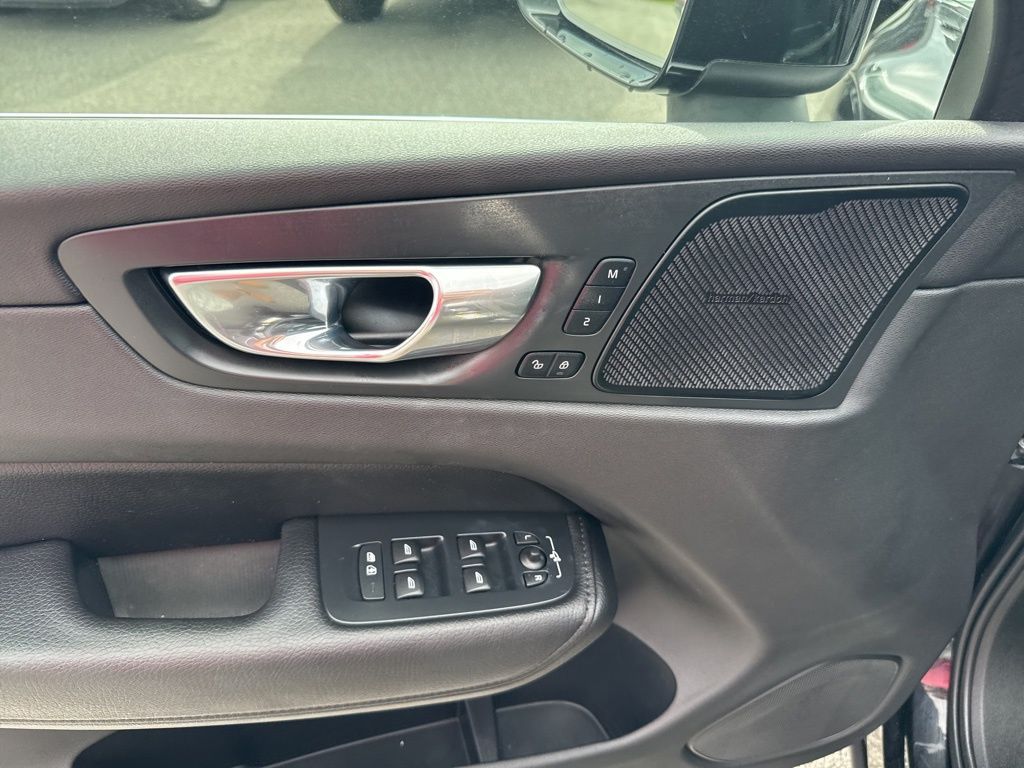 2021 Volvo XC60 T5 Momentum photo 18