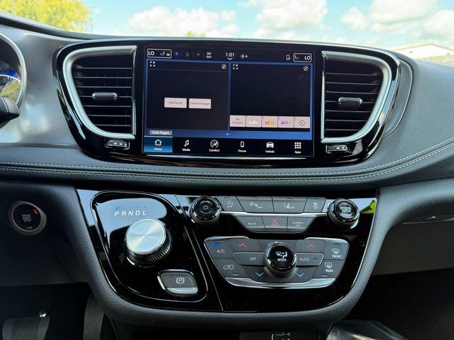 2026 Chrysler Pacifica photo 22