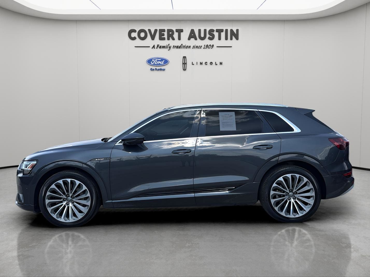 2019 Audi e-tron Prestige photo 2
