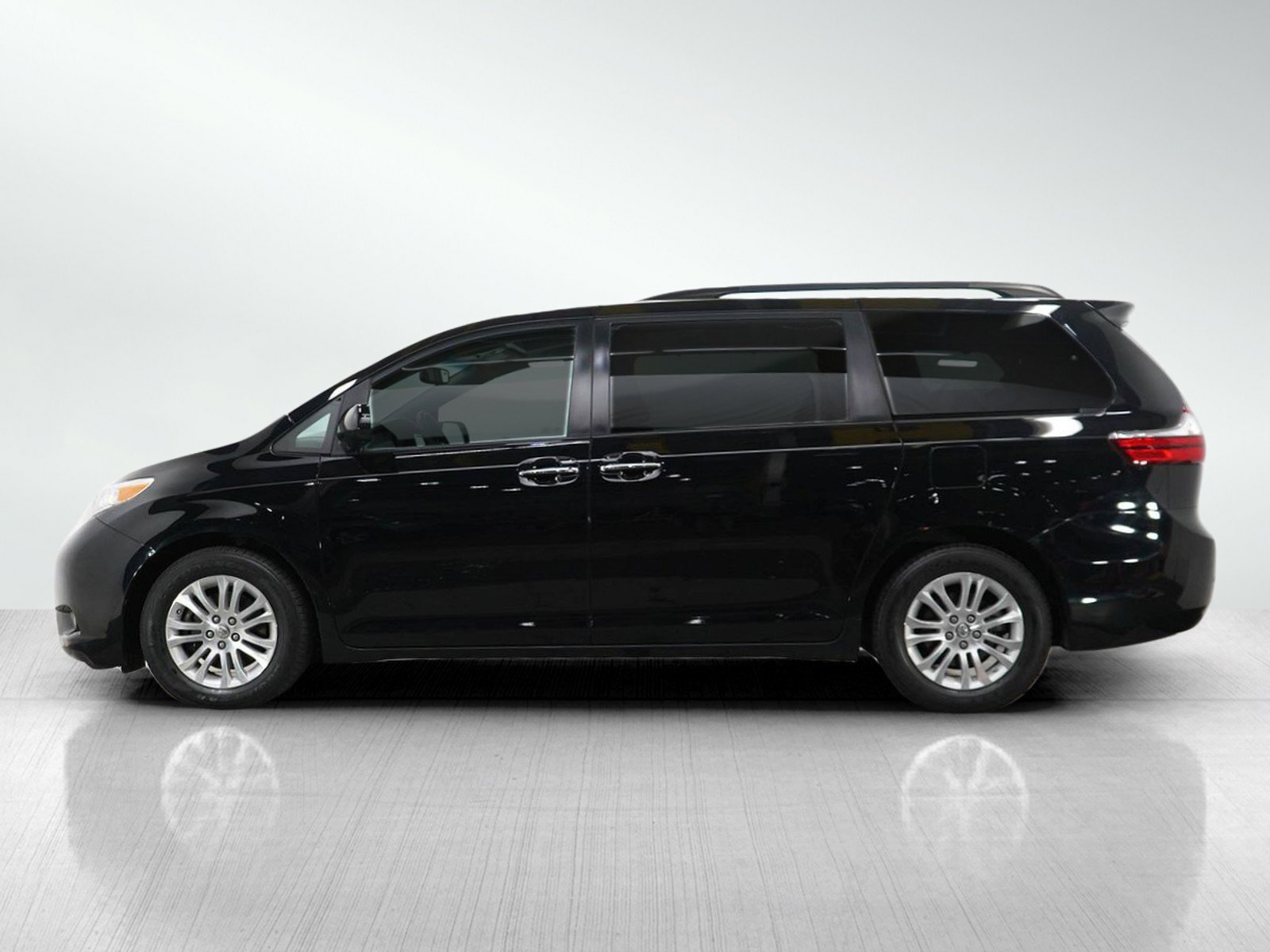 2016 Toyota Sienna XLE photo 2