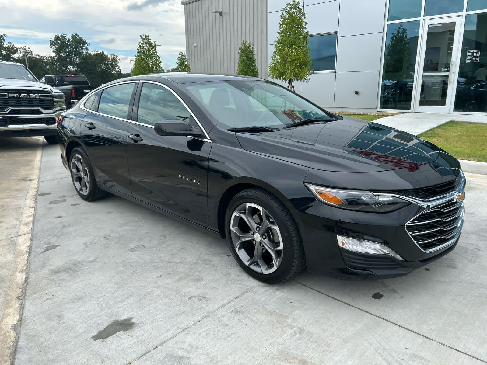2024 Chevrolet Malibu 1LT photo 2