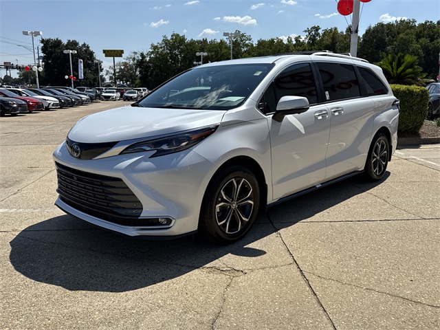 2025 Toyota Sienna Platinum photo 7