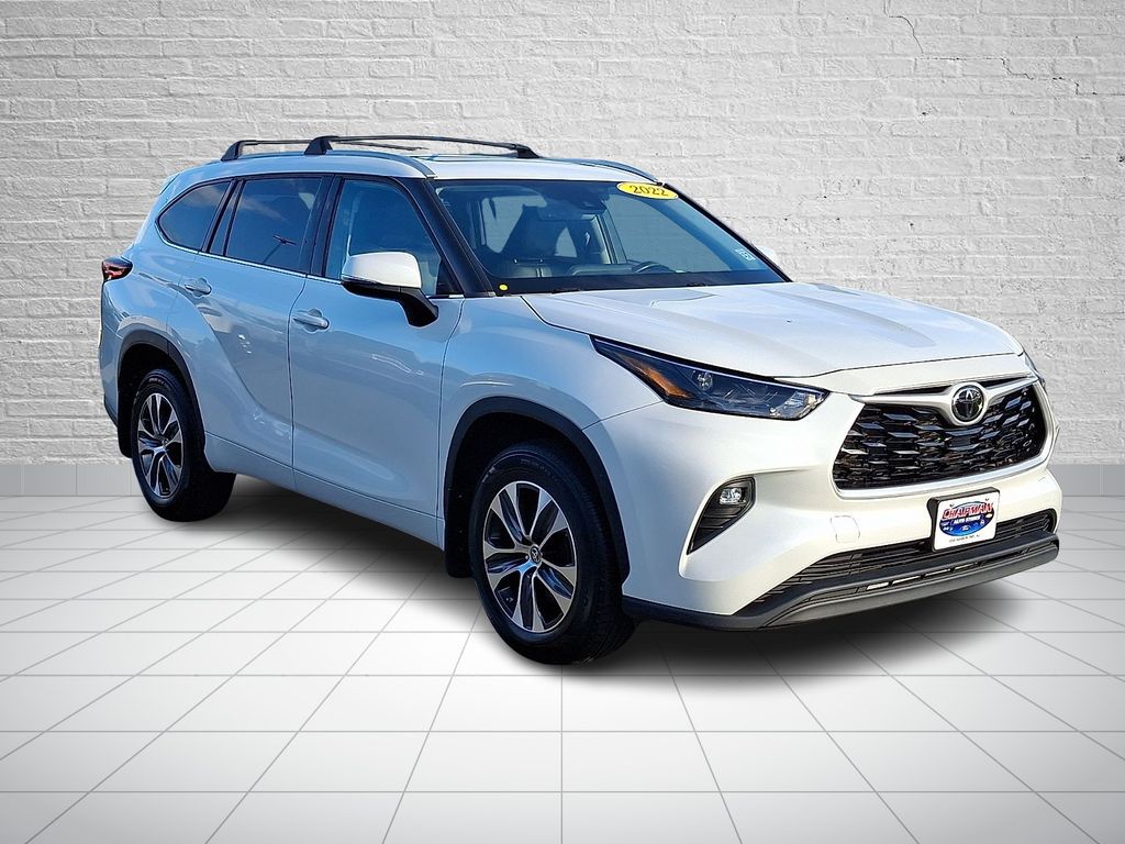 2022 Toyota Highlander XLE photo 3