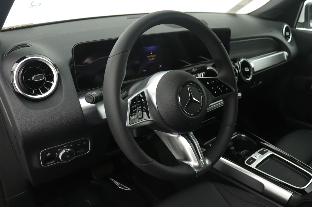 2026 Mercedes Benz GLB 250 photo 4