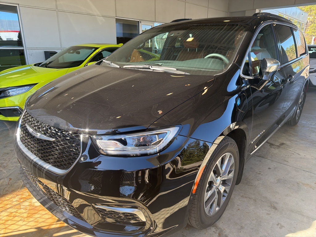 2025 Chrysler Pacifica PHEV Pinnacle's photo
