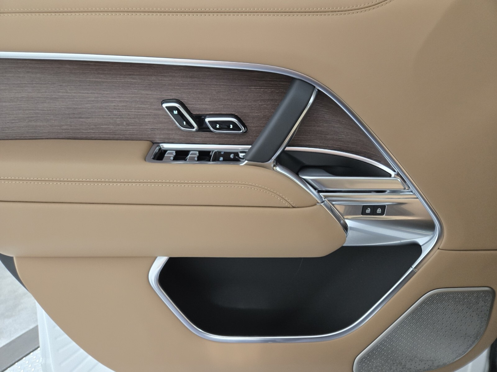 2025 Land Rover Range Rover Autobiography photo 18