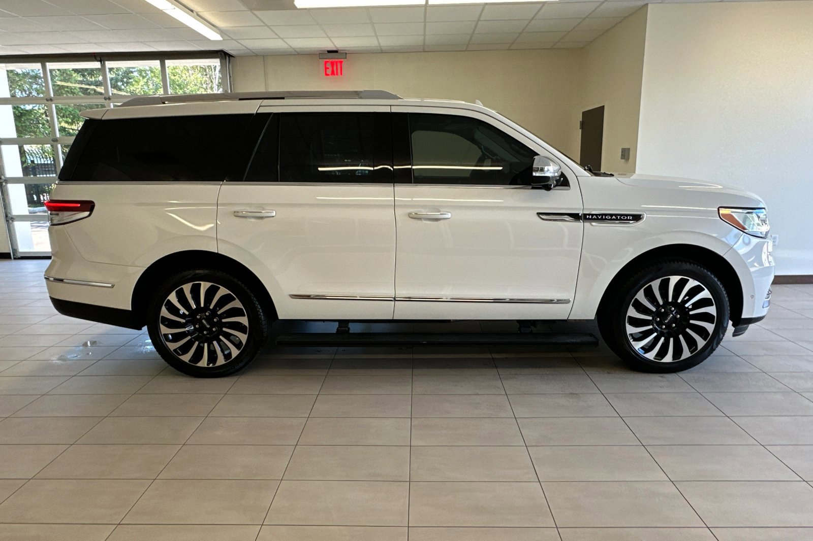 2023 Lincoln Navigator Black Label photo 2