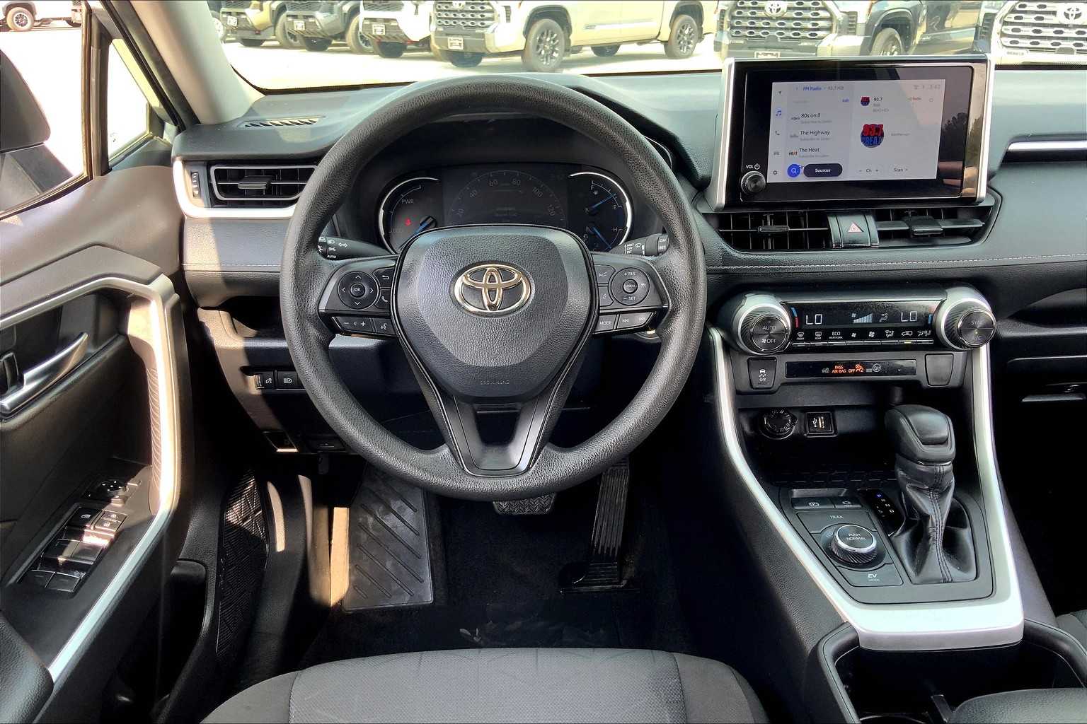 2024 Toyota RAV4 Hybrid XLE photo 2