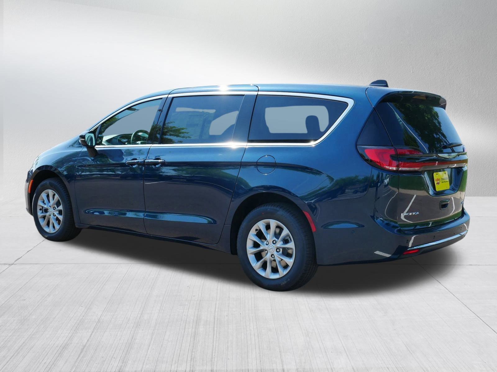 2025 Chrysler Pacifica photo 4