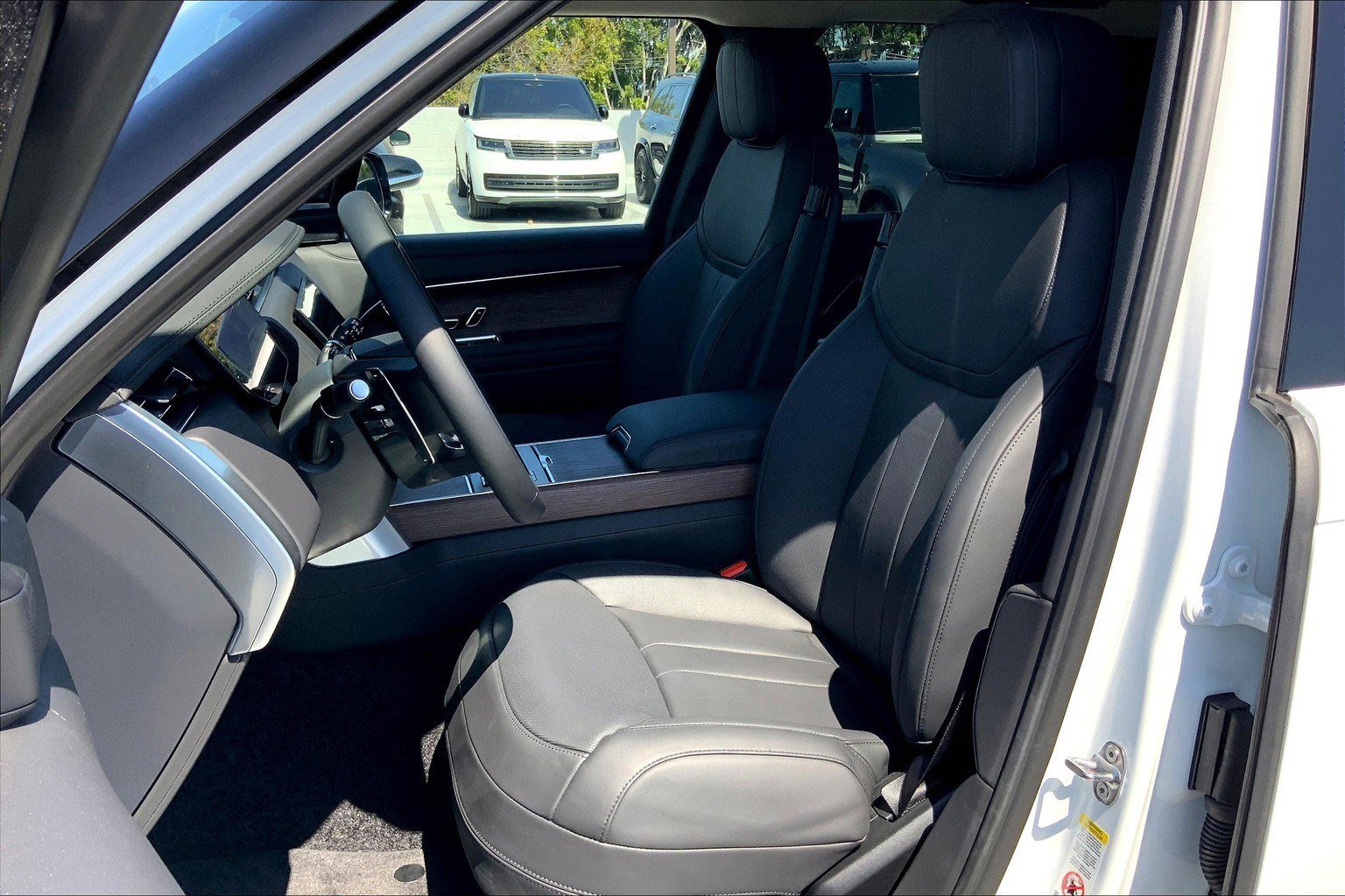 2025 Land Rover Range Rover SE photo 3