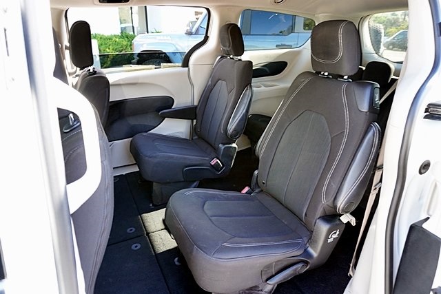 Used 2022 White Chrysler LX image 15