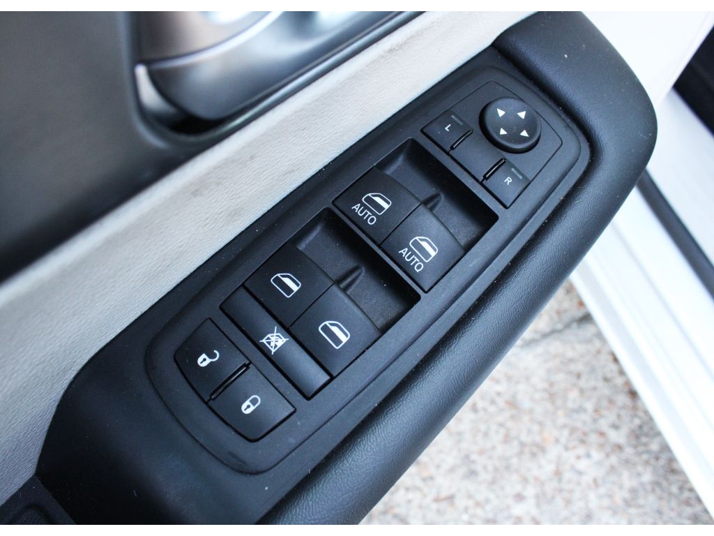 2024 Chrysler Pacifica Touring L photo 3