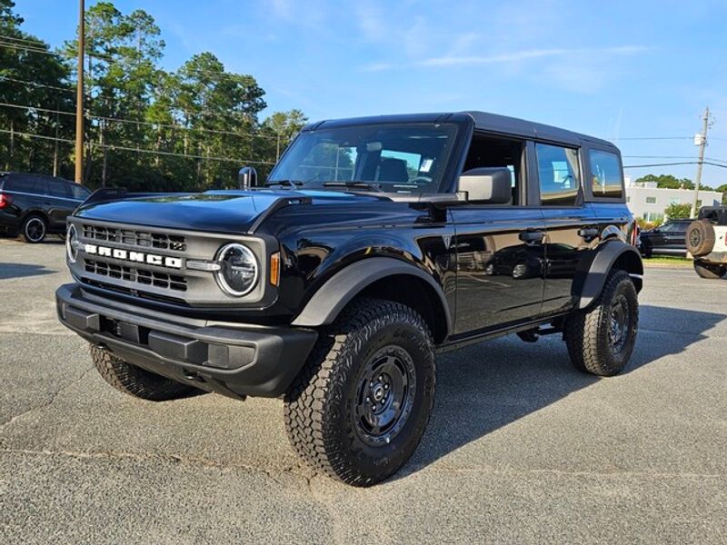 2025 Ford Bronco Base photo 3
