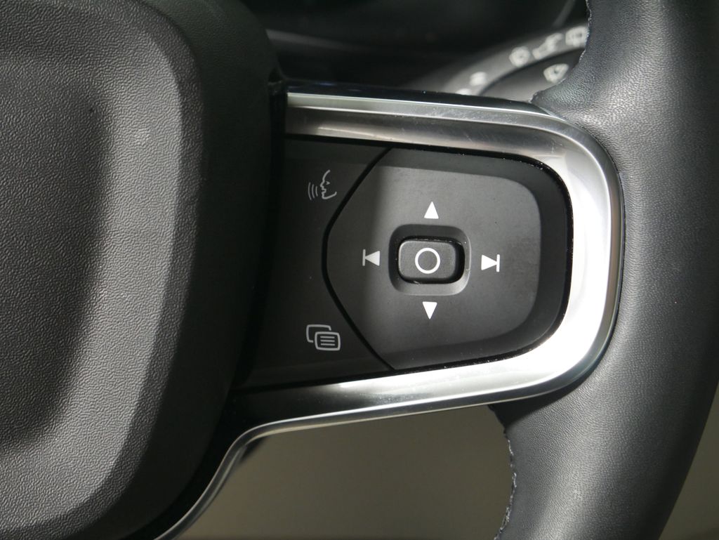 2023 Volvo XC40 Plus photo 16