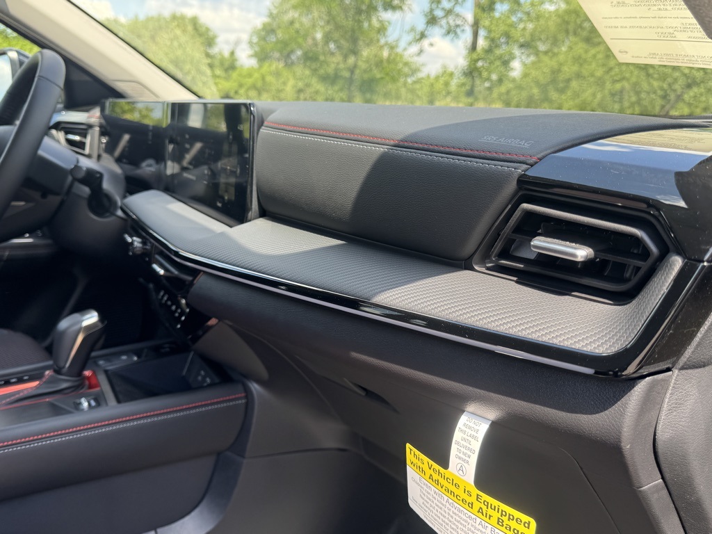 2025 Nissan Kicks SR photo 19