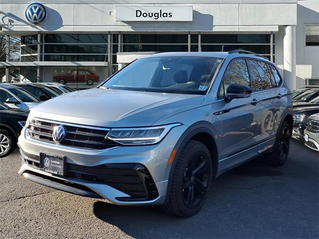 2023 Volkswagen Tiguan SE R-LINE BLACK's photo