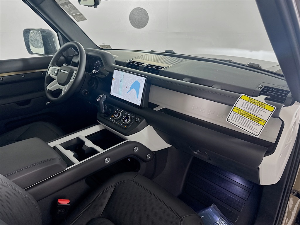 2025 Land Rover Defender 110 X-Dynamic SE photo 24