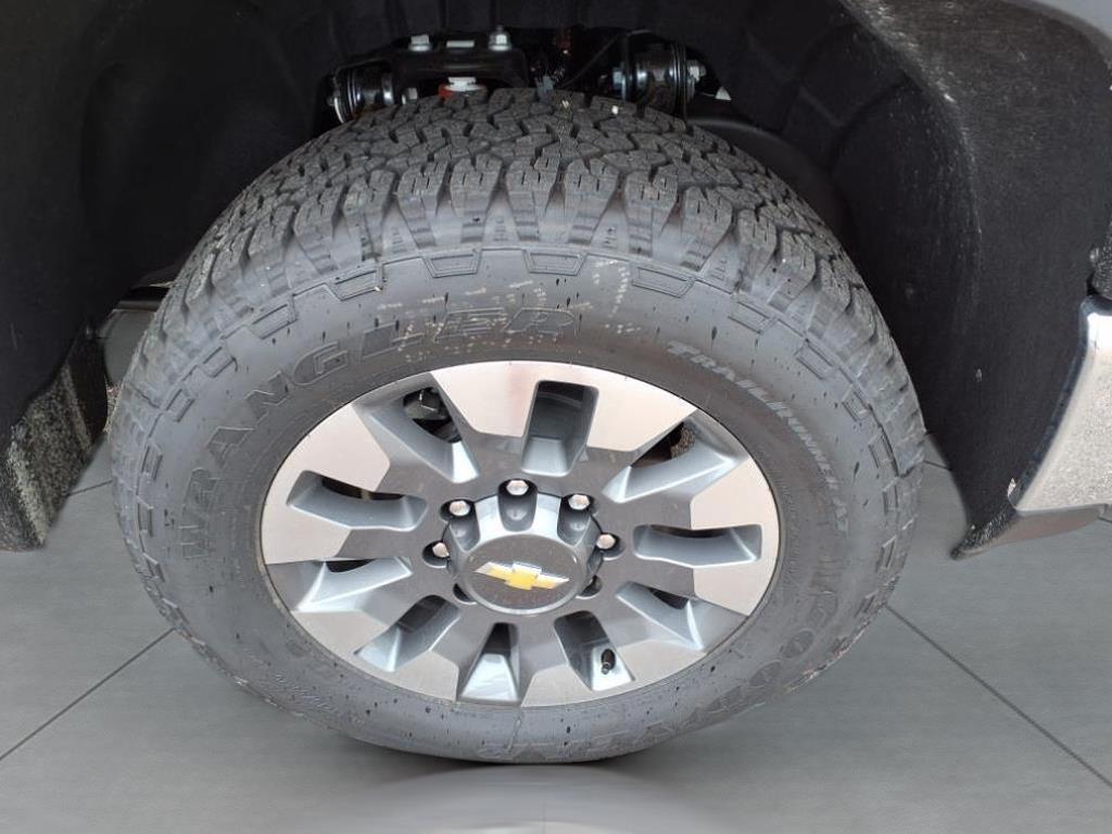 2025 Chevrolet Silverado 2500HD LT photo 9
