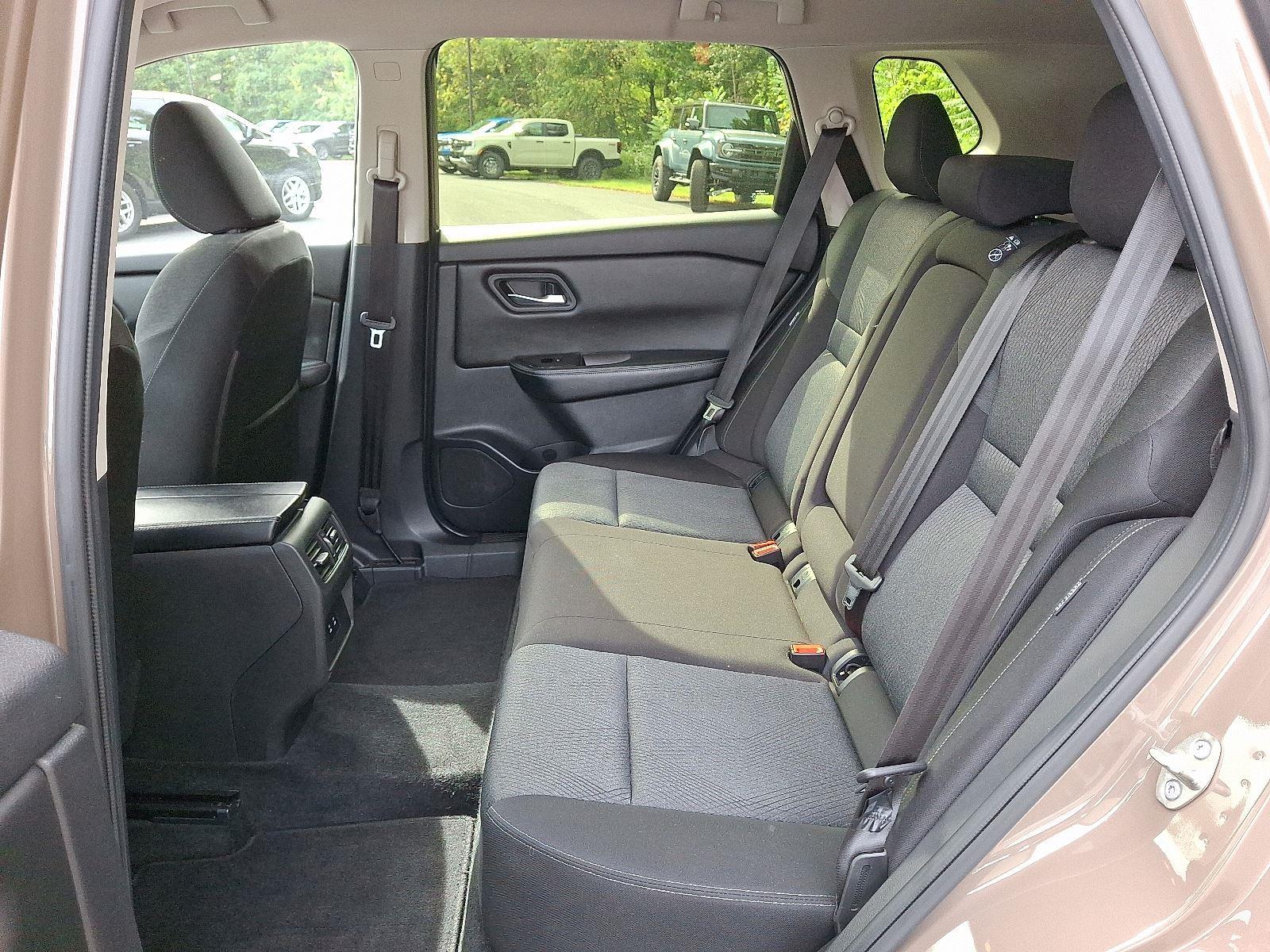 2024 Nissan Rogue SV photo 9