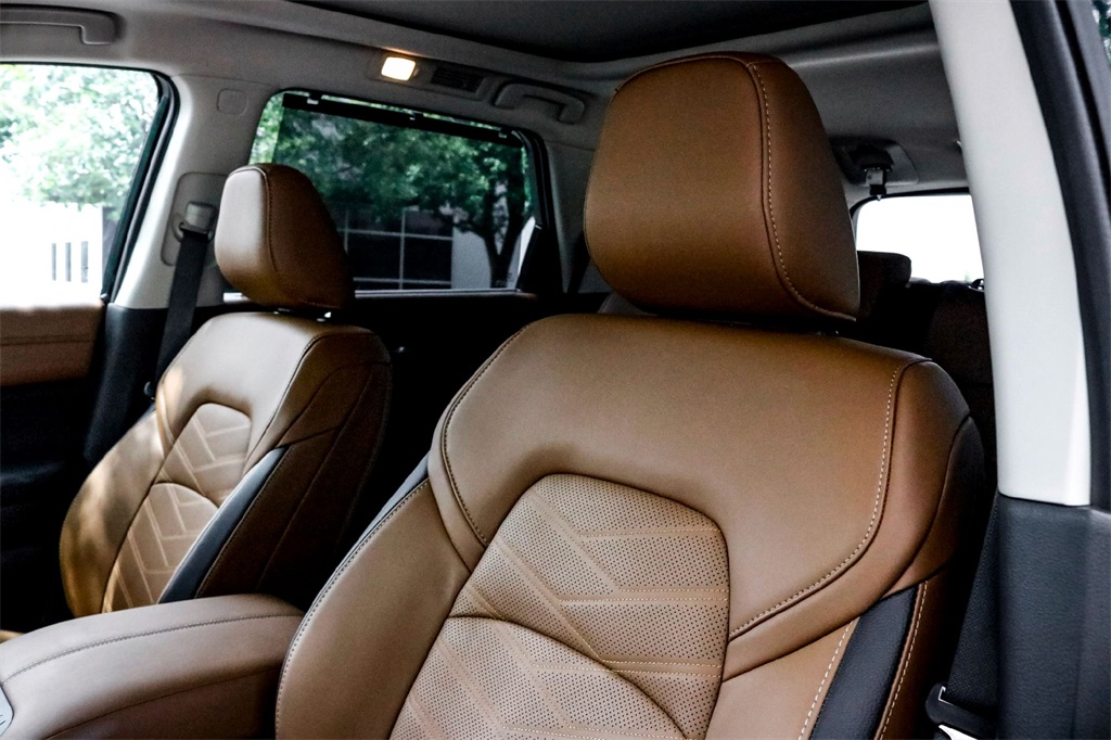 2025 Nissan Pathfinder Platinum photo 8