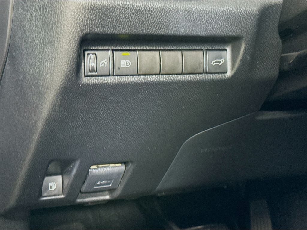 2021 Toyota RAV4 Hybrid XLE photo 9