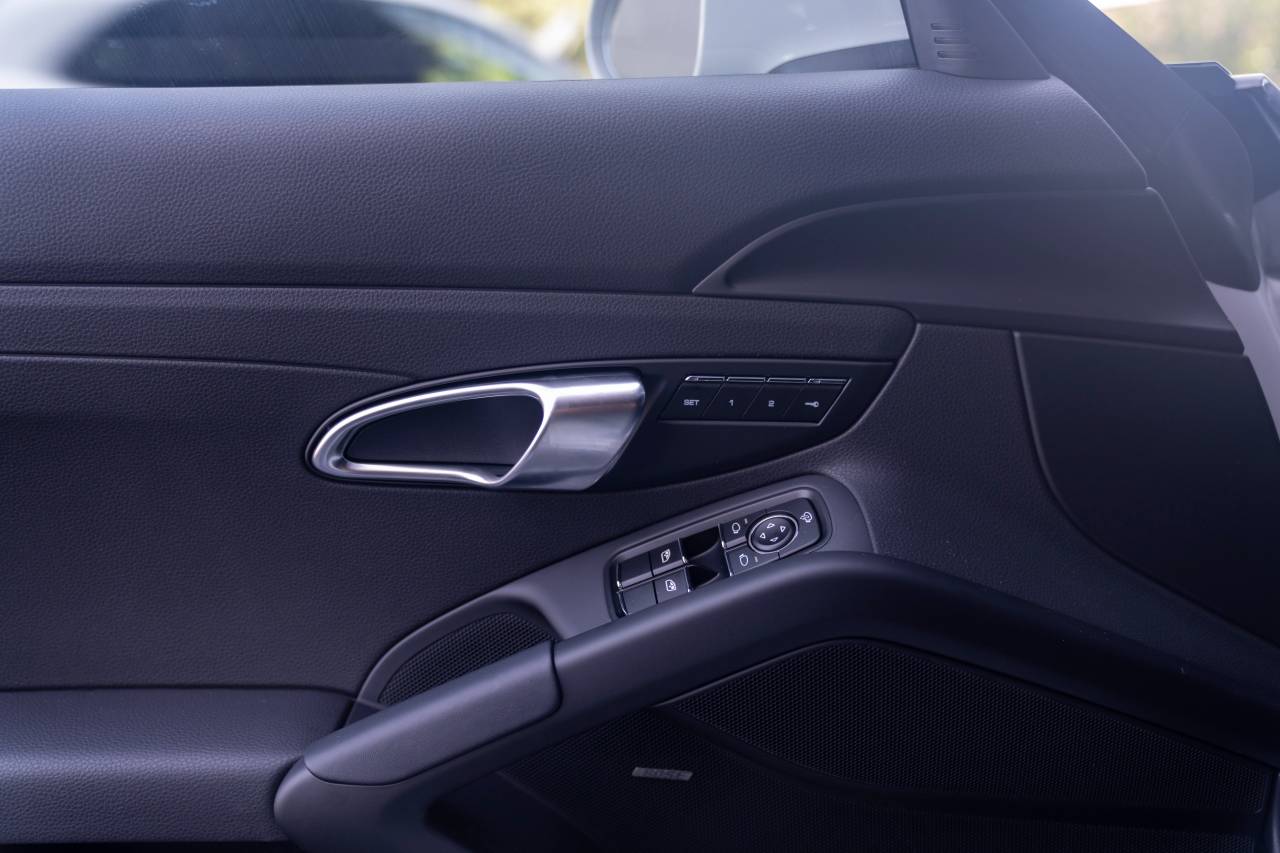 2025 Porsche Cayman photo 23