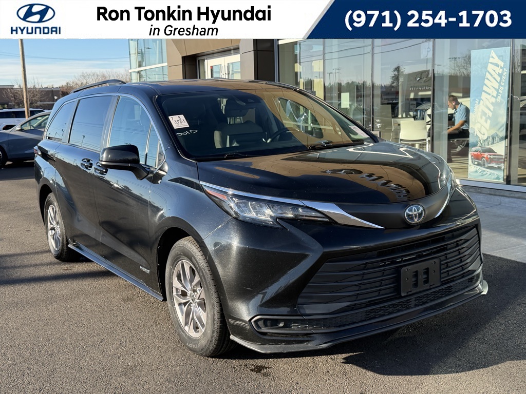 2021 Toyota Sienna LE's photo