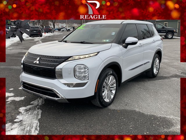 2022 Mitsubishi Outlander ES's photo