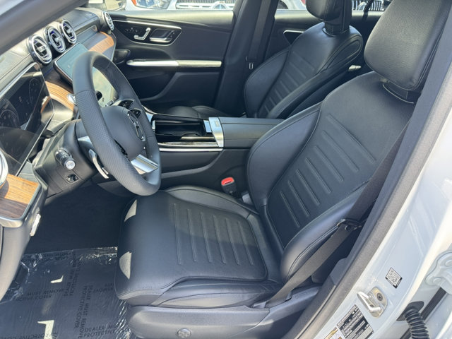 2025 Mercedes Benz GLC 300 photo 2