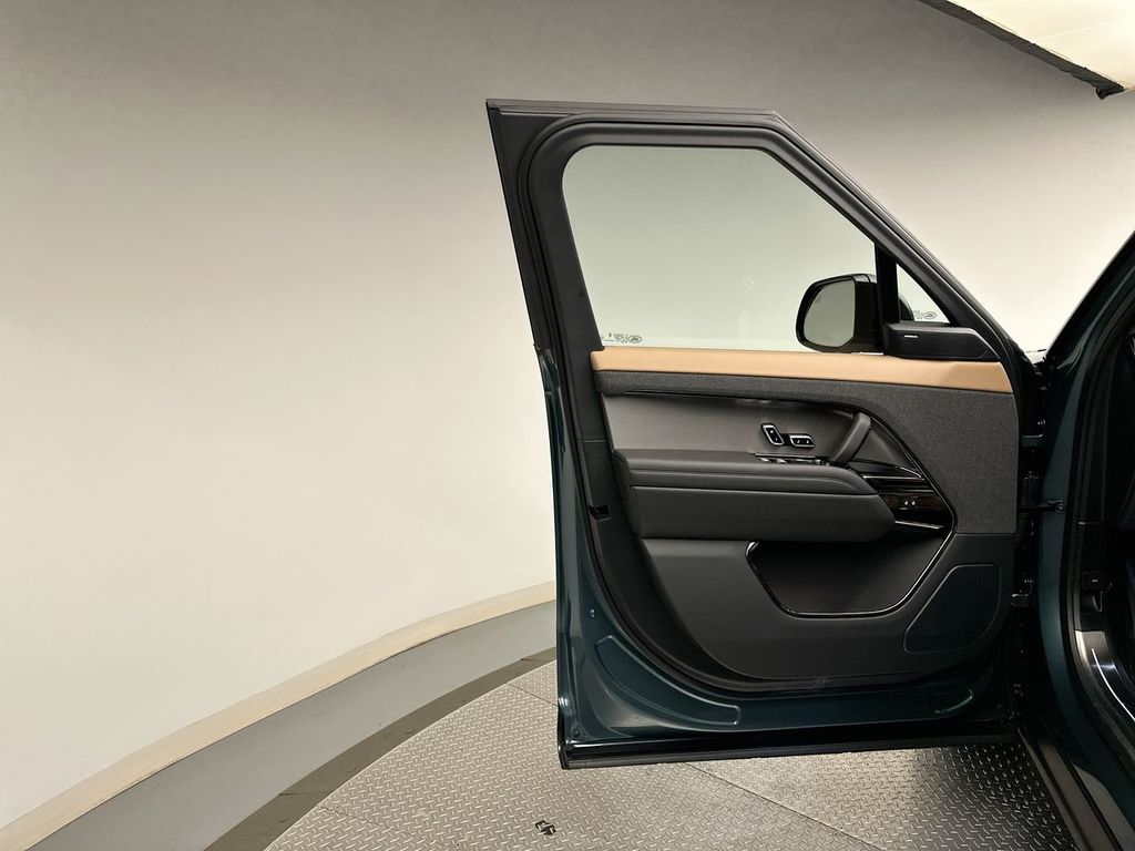 2025 Land Rover Range Rover Sport SE photo 8