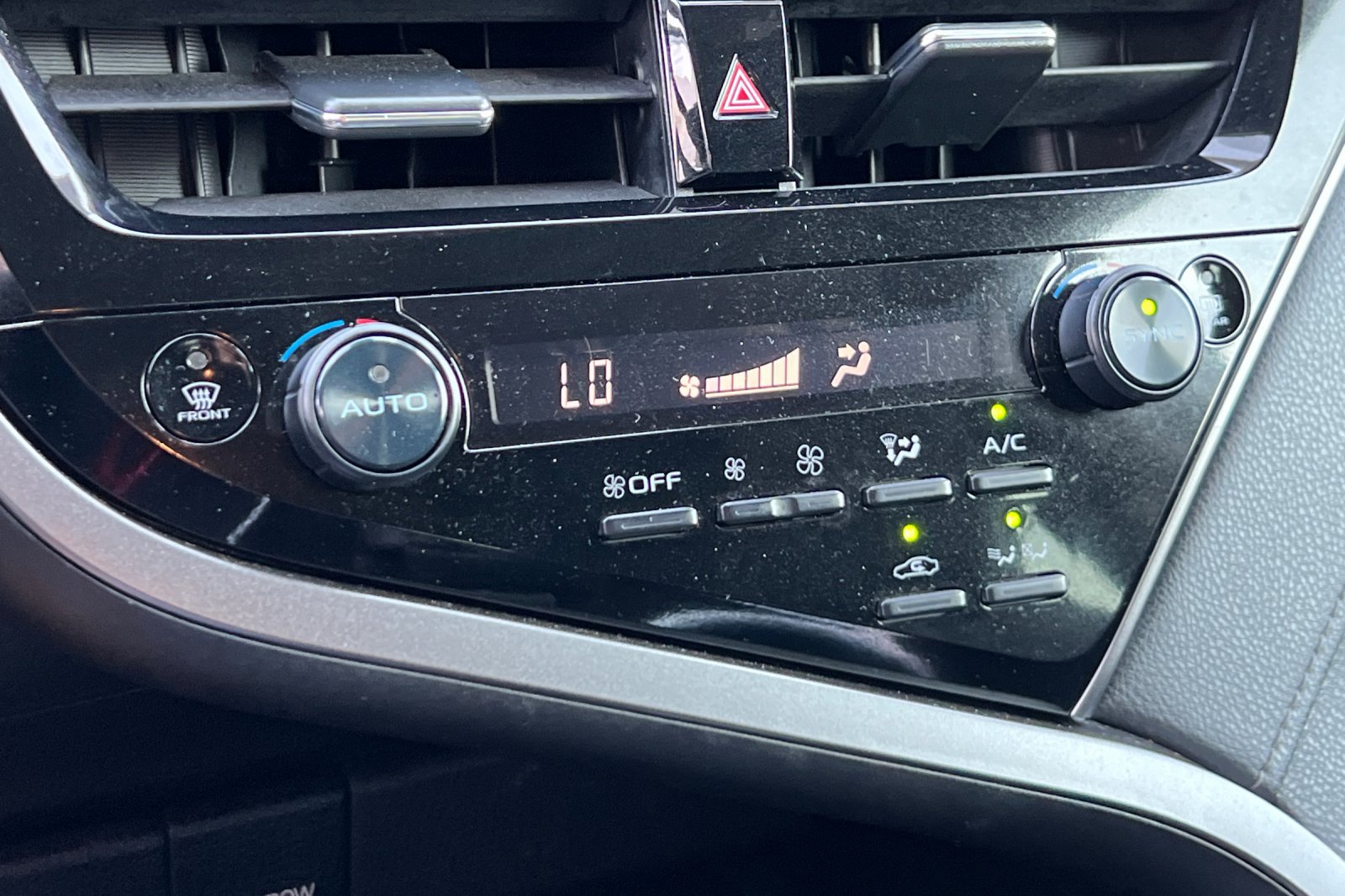 2022 Toyota Camry Hybrid LE photo 17