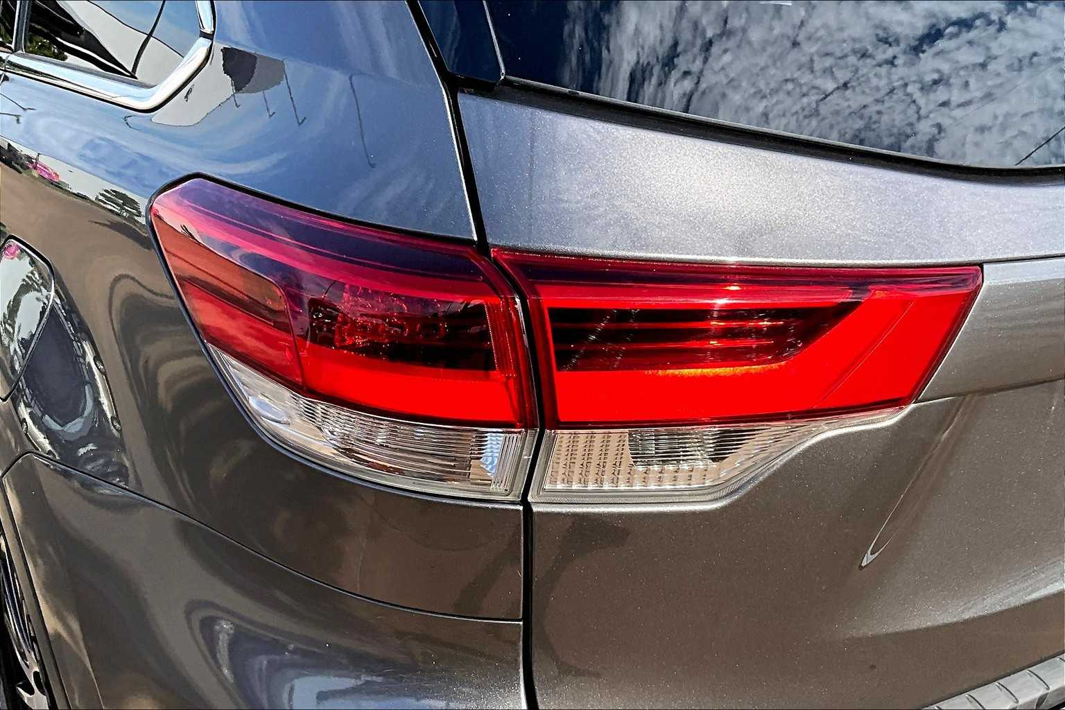 2017 Toyota Highlander SE photo 26