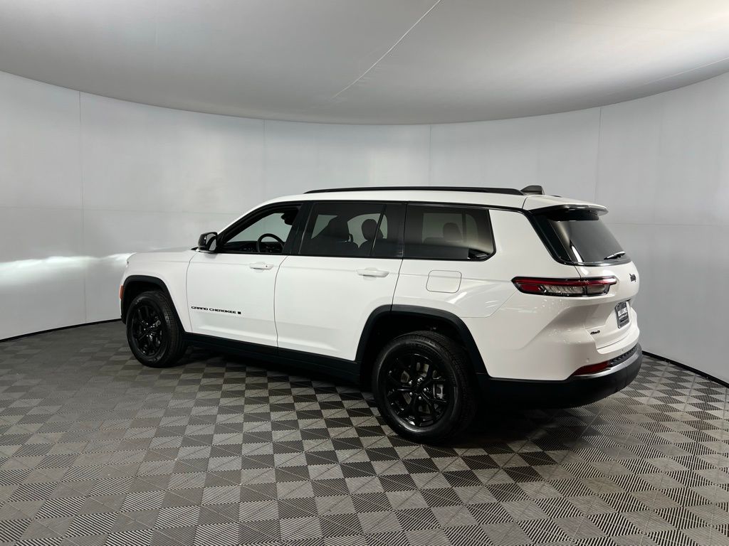 2024 Jeep Grand Cherokee Altitude photo 3