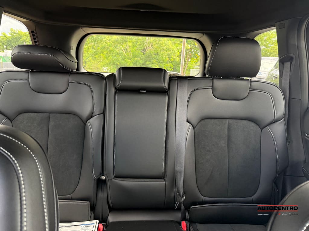 2025 Jeep Grand Cherokee Laredo Altitude photo 2