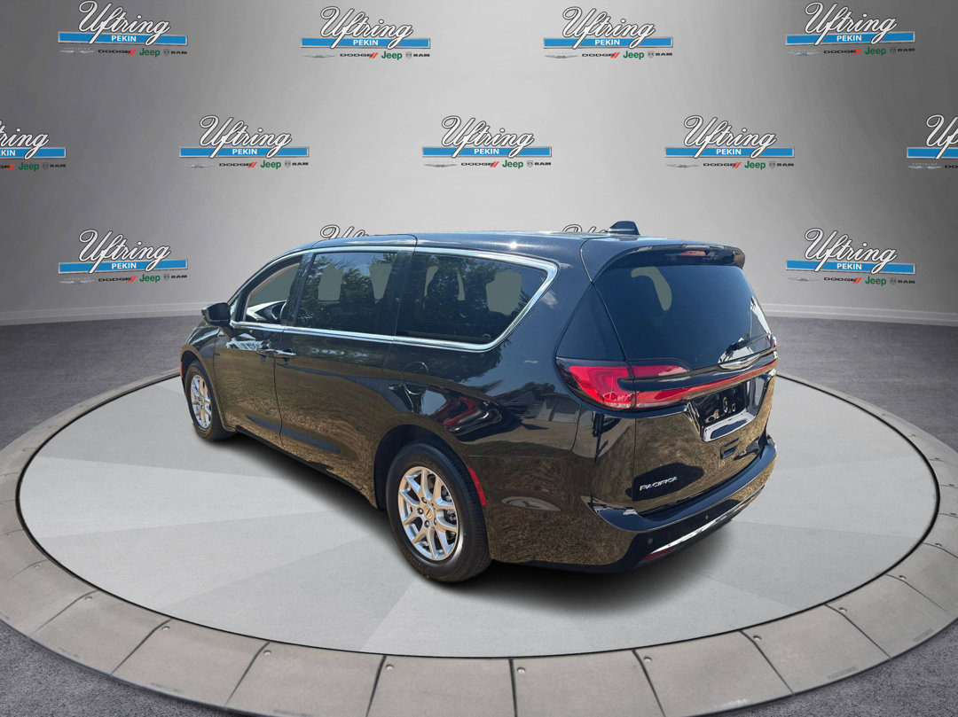 2024 Chrysler Pacifica Touring L photo 4