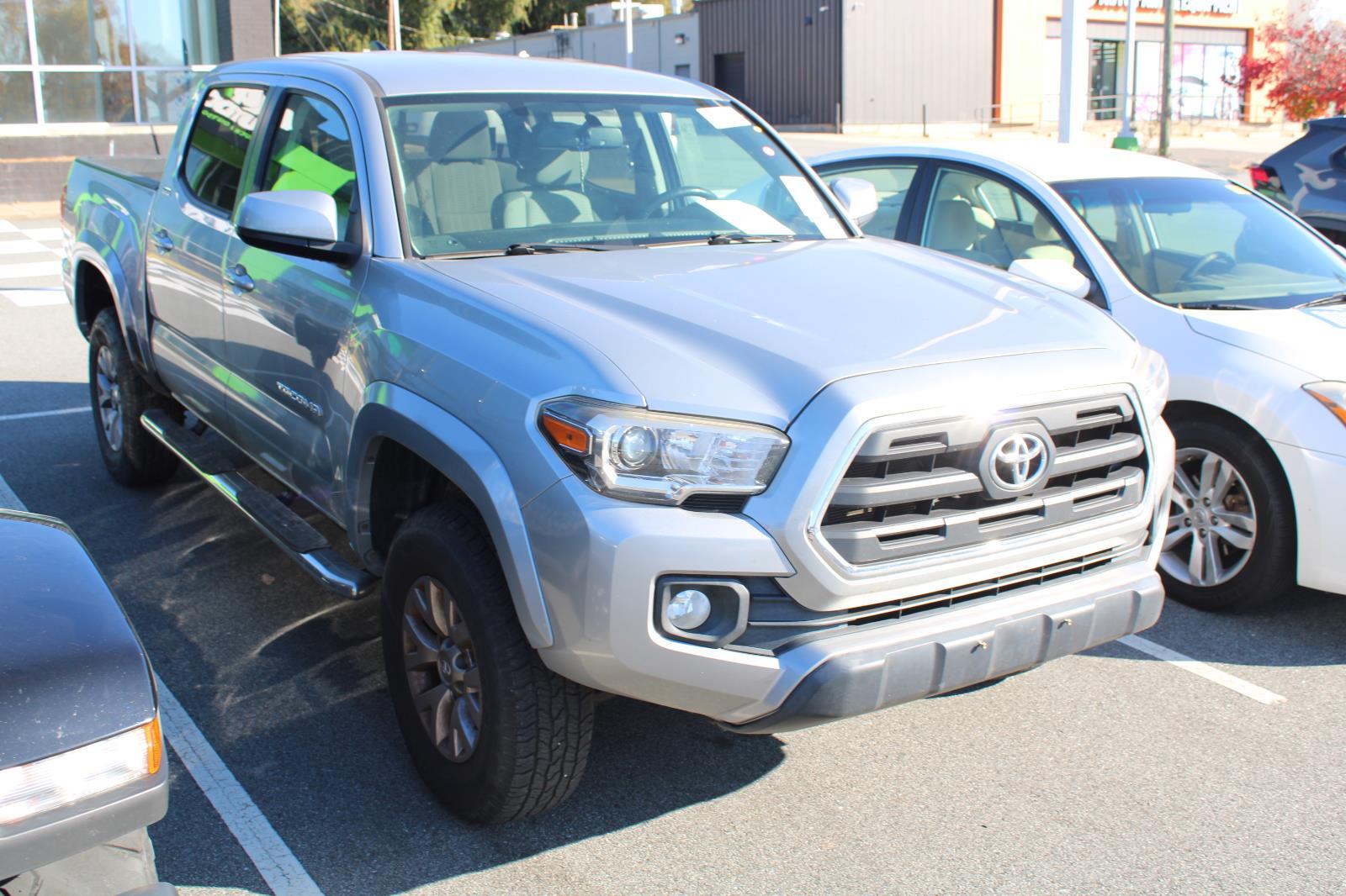 2017 Toyota Tacoma SR5 photo 3