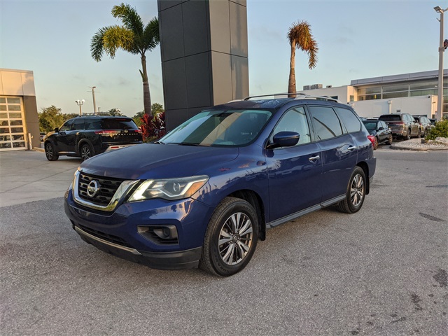 2019 Nissan Pathfinder S photo 2