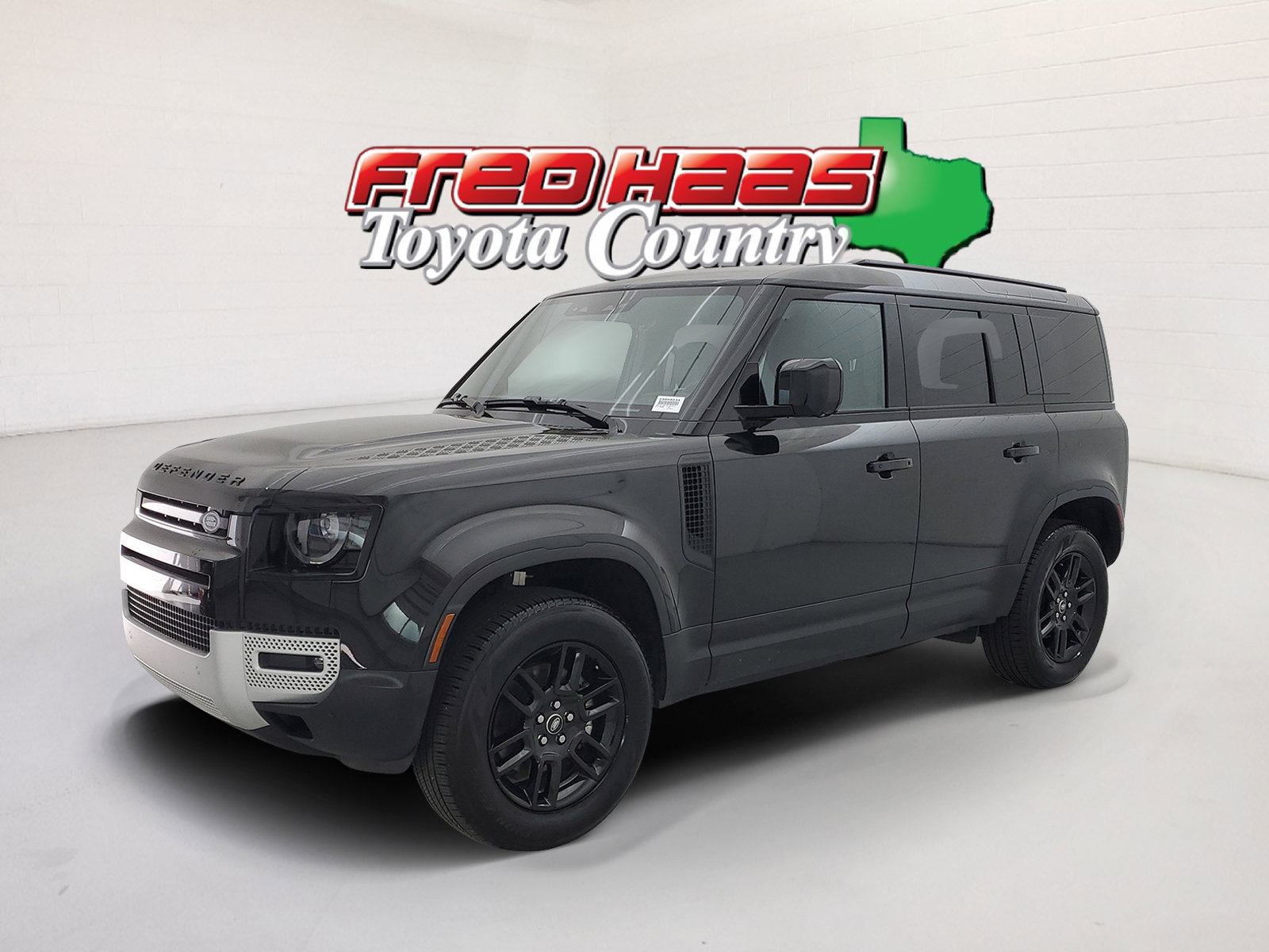 2025 Land Rover Defender S's photo