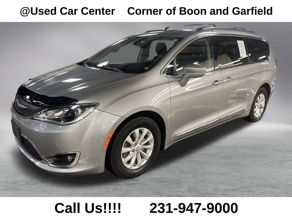 2017 Chrysler Pacifica Touring-L's photo